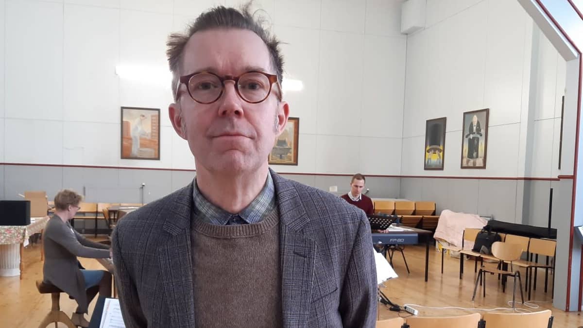 Libretisti-ohjaaja Tuomas Parkkinen vieraili Ilmajoen oopperakuoron harjoituksissa maaliskuussa 2020