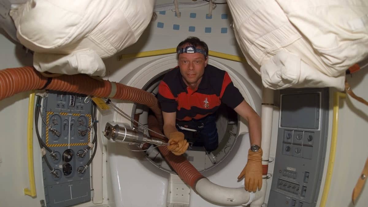 Astronautti Christer Fuglesang sukkula Discovery sisällä joulukuussa 2006.