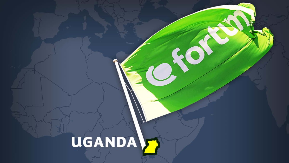 Taustalla maailmankartta, johon merkitty Uganda. Sen päällä vihreä Fortumin lippu.