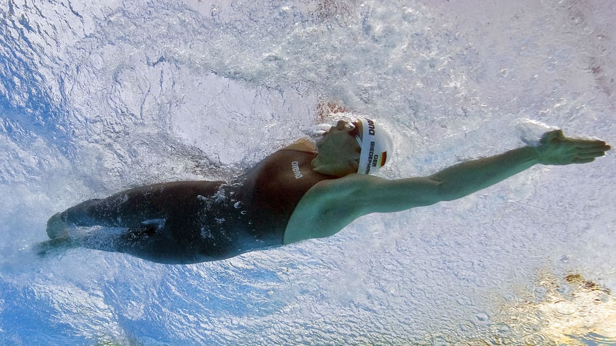 Paul Biedermann ui kokovartalopuvussa Rooman MM-kisoissa