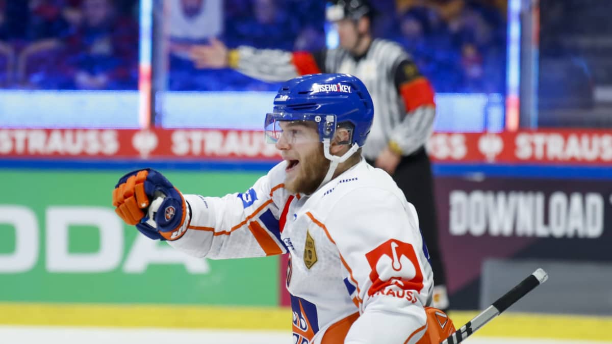 Tapparan Niko Ojamäki juhlii 2–0-osumaansa CHL:n finaalissa 18.2.2023.