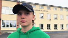 Lapualainen Mikael Nurmenniemi seisoo Lapuan yläkoulun pihalla. 