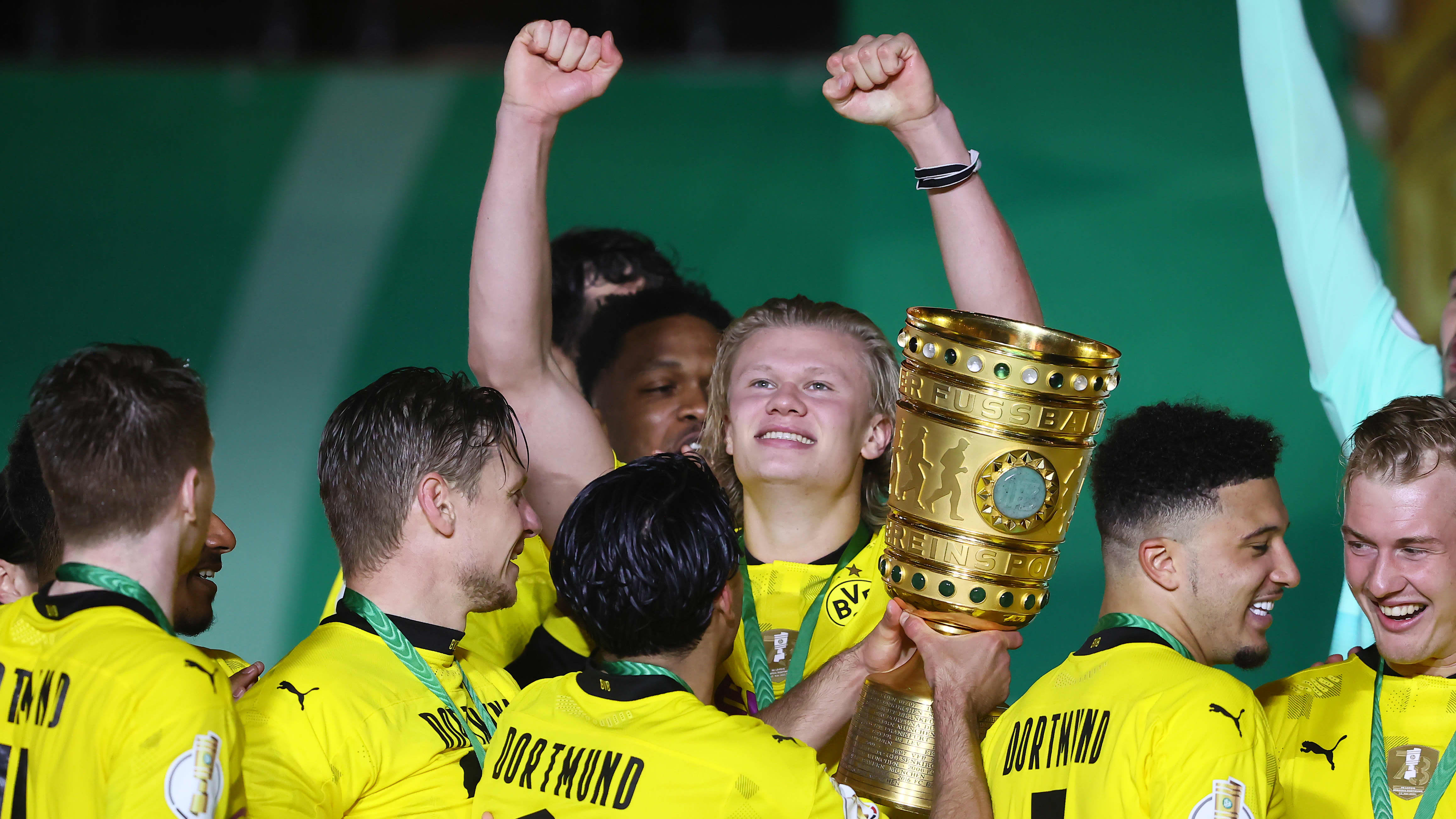 Erling Haaland ja Dortmund juhlivat cup-pokaalia