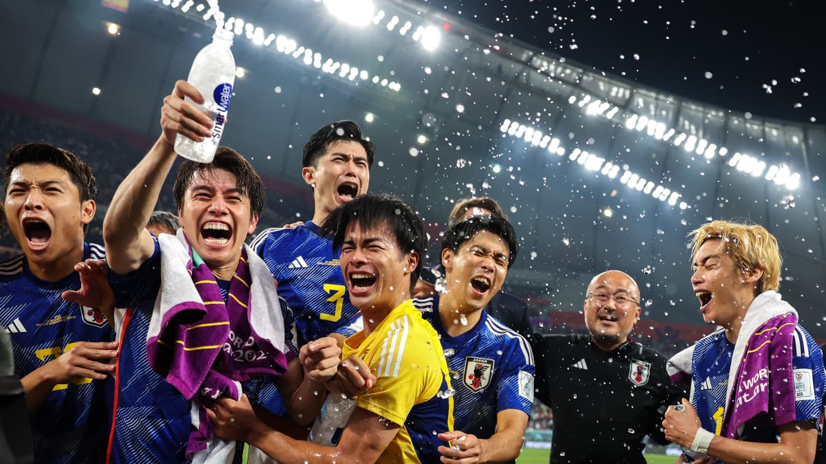 Japanin pelaajat juhlivat lohkovoittoa jalkapallon MM-kisoissa.