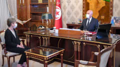  Najla Bouden Tunisian ensimmäinen naisministeri presidentti Kais Saiedin kanssa.