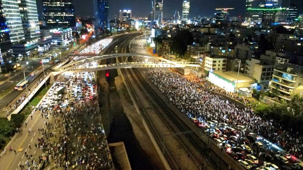 Tuhannet ihmiset protestoivat Tel Avivissa Israelin pääministerin päätöstä erottaa maan puolustusministeri.