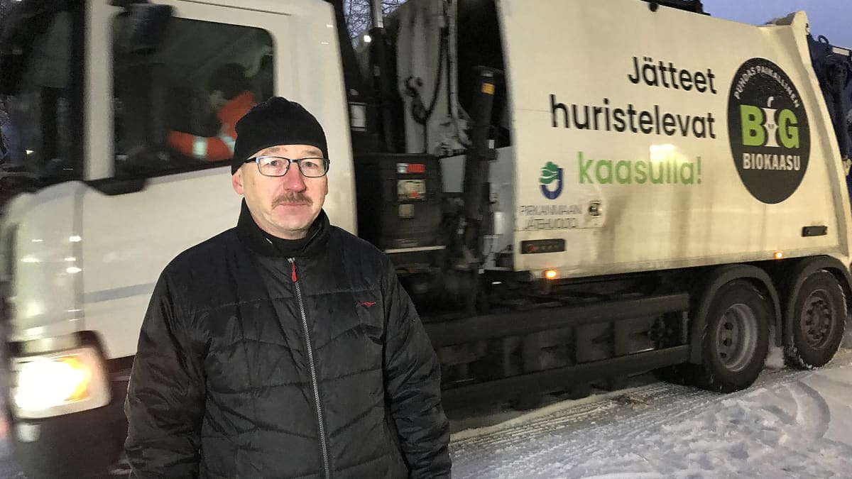Pirkanmaan jätehuollon tekninen päällikkö Timo Varsala. Taustalla jäteauto.