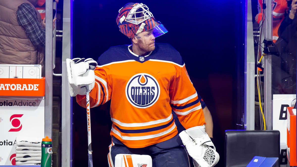 Edmonton Oilersin maalivahti Mikko Koskinen astumassa jäälle.