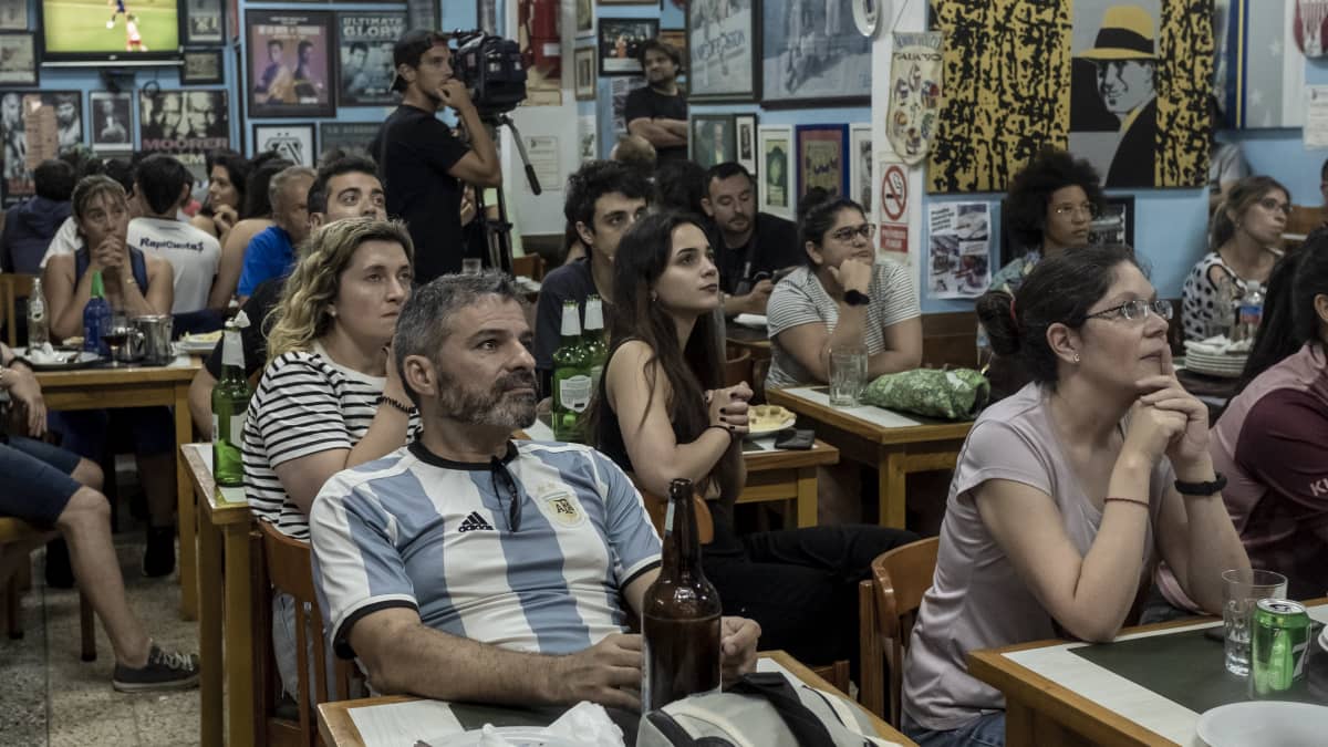 Argentiinan jalkapallomaajoukkueen fanit katsovat Puola-ottelua baarissa Buenos Airesissa.