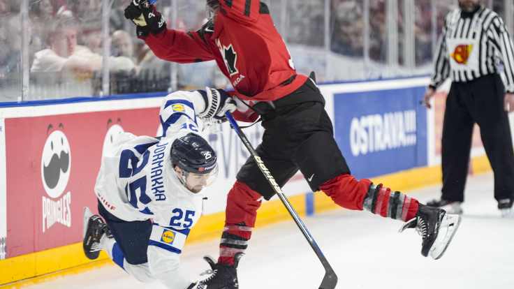 Kanadan puolustaja Colton Parayko taklaa Leijonien Pekka Jormakkaa jääkiekon MM-kisoissa 2024.