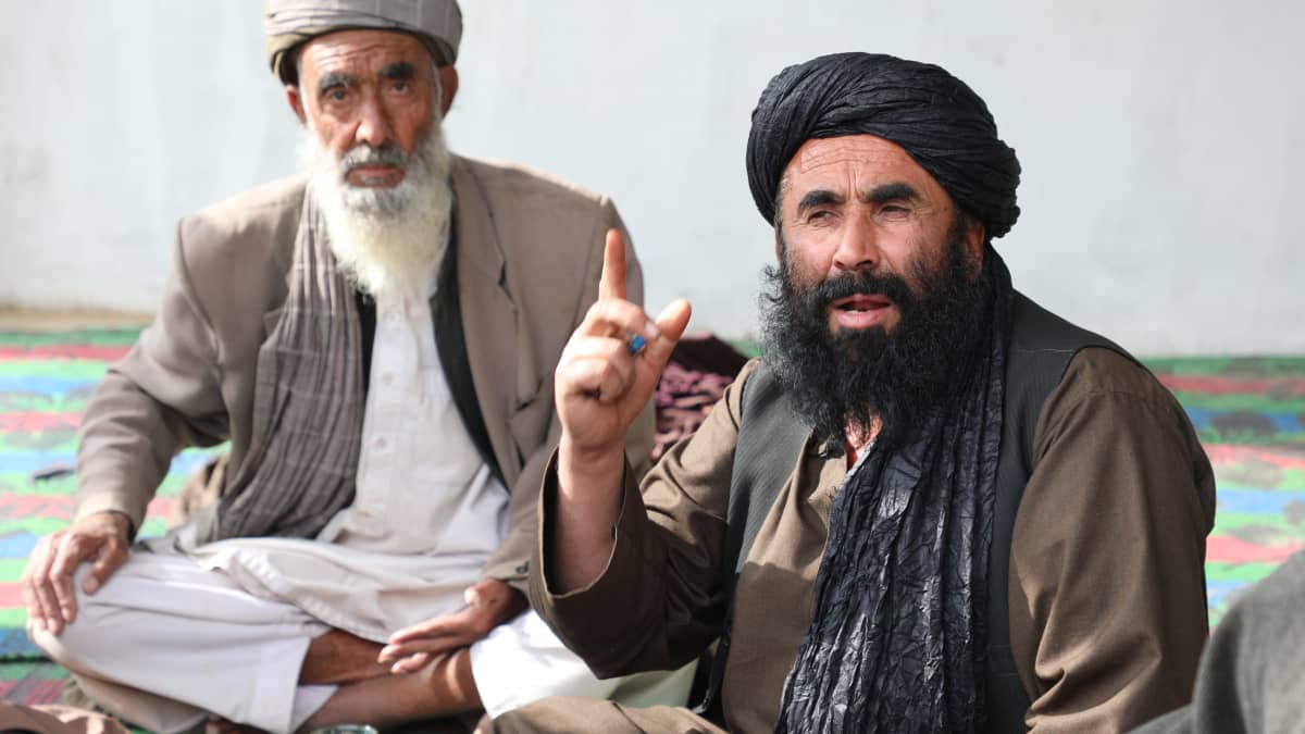 Kandaharin maaseudulla oopiumkauppiaat istuivat tammikuussa basaarissa.