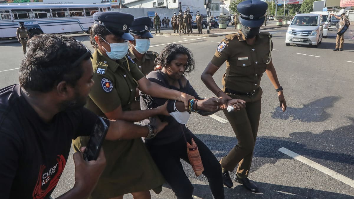 Poliisit ottivat kiinni 24. syyskuuta Sri Lankan hallitusta vastustavan protestoijan Colombossa. 