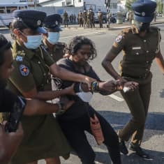 Poliisit ottivat kiinni 24. syyskuuta Sri Lankan hallitusta vastustavan protestoijan Colombossa. 