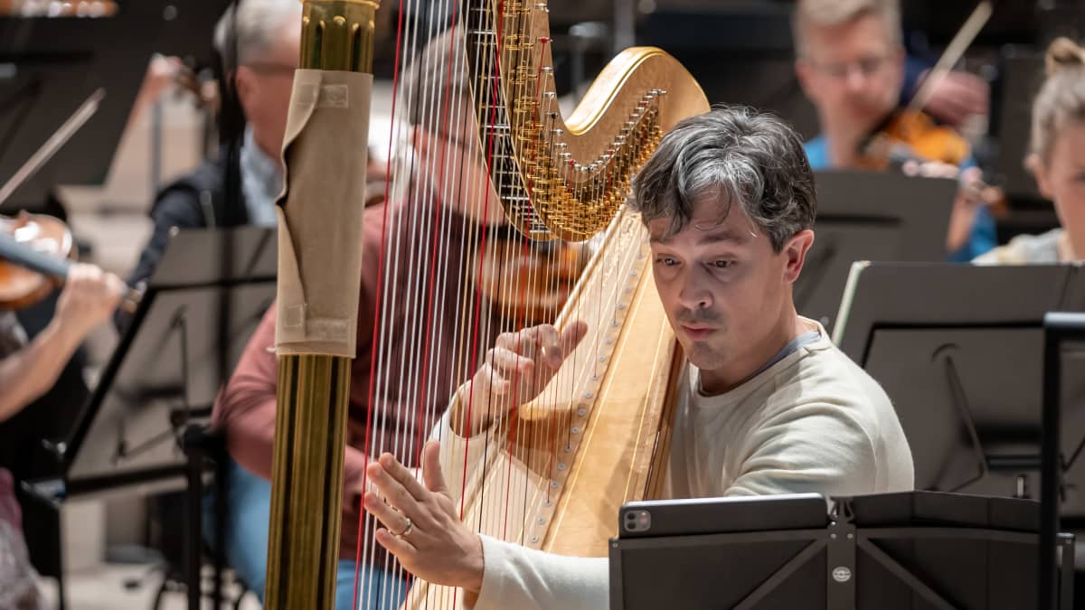 Alunperin Los Angelesin filharmonikkojen ranskalainen sooloharpisti Emmanuel Ceysson kuvattuna Helsingin kaupunginorkesterin harjoituksissa Helsingin Musiikkitalossa.