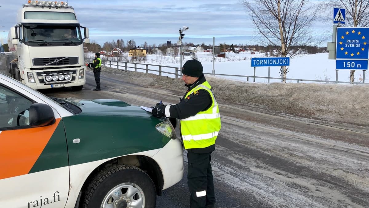 Rekka pysäytettynä Ruotsin vastaisella rajalla, rajavartija keskustelee kuljettajan kanssa,