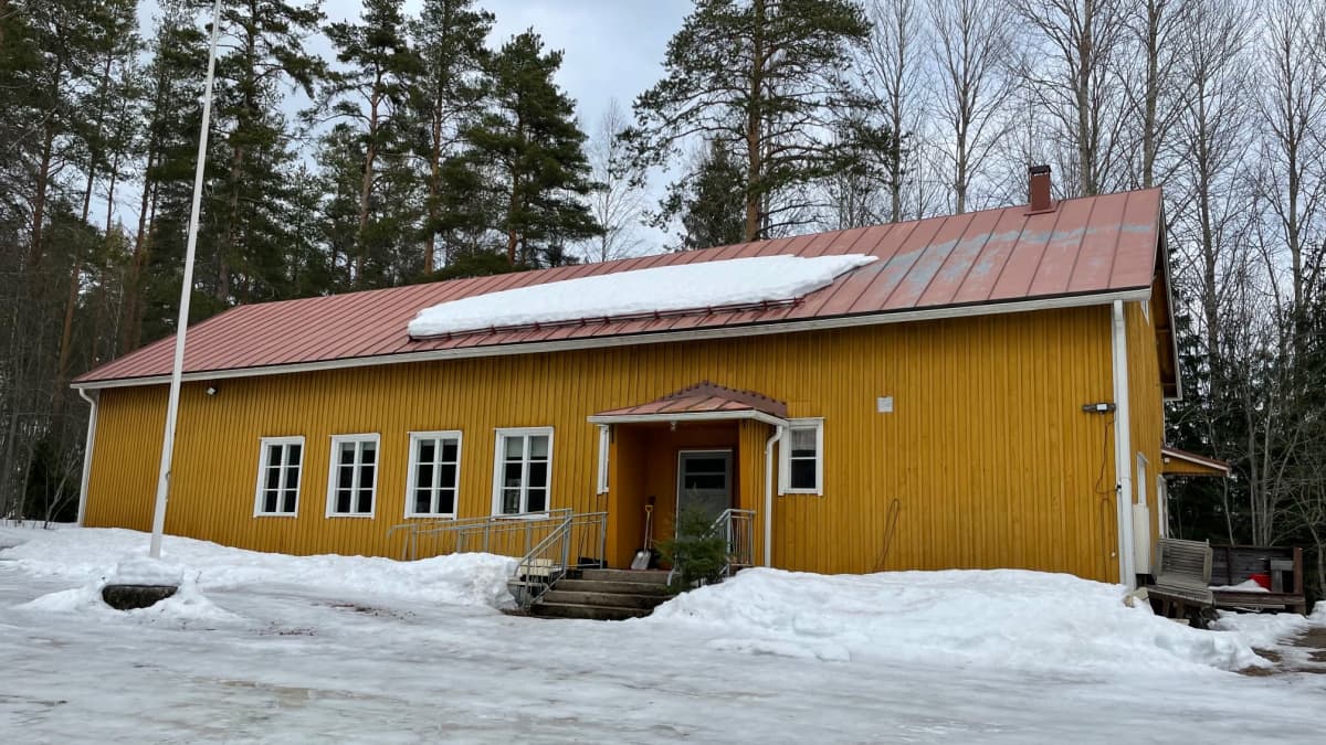 Mikkelin Parkkilan kylässä sijaitseva kylätalo Honkalinna talvisessa maisemassa.
