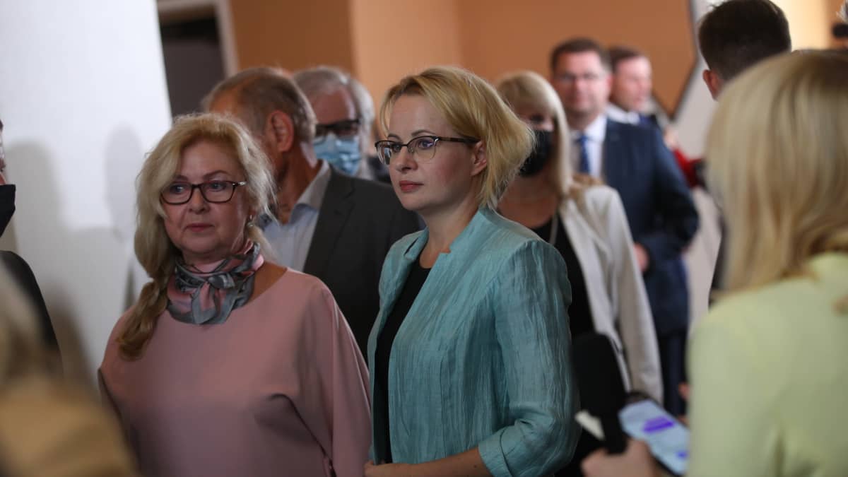 Kansanedustajat jonottavat äänestyslipukkeita Viron vuoden 2021 presidentinvaalissa.