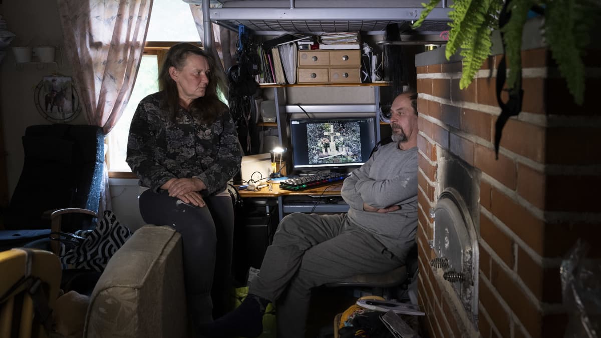 Anu ja Kari Manninen istuvat tietokoneen luona. Tietokoneen ruudulla näkyy risti ja kynttilöitä, jotka on viety heidän hirvikolarissa kuolleen poikansa onnettomuuspaikalle. 