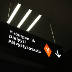 Dialyysin kyltti Seinäjoen keskussairaalan käytävällä.