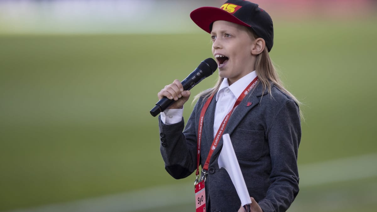 11-vuotias Aarre huudattaa yleisöä kenttäkuuluttajana Olympiastadionilla.