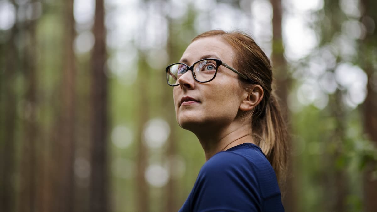 Väitäskirjatutkija Laura Sares-Jäske kuvattiin metsässä elokuussa 2020.