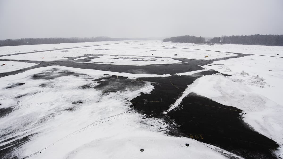Malmin lentokenttä lumisateessa 14. maaliskuuta 2021.
