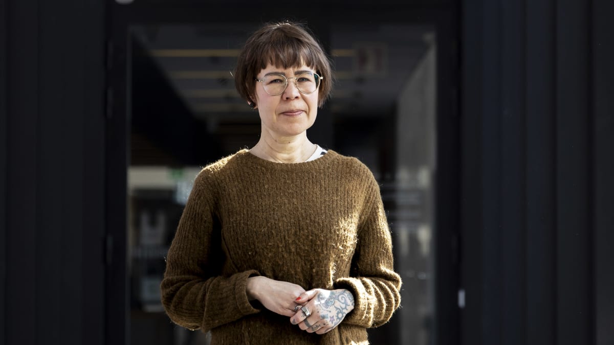 Mari Käyhkö katsoo kameraan Itä-Suomen yliopiston, Joensuun kampuksella.|wide