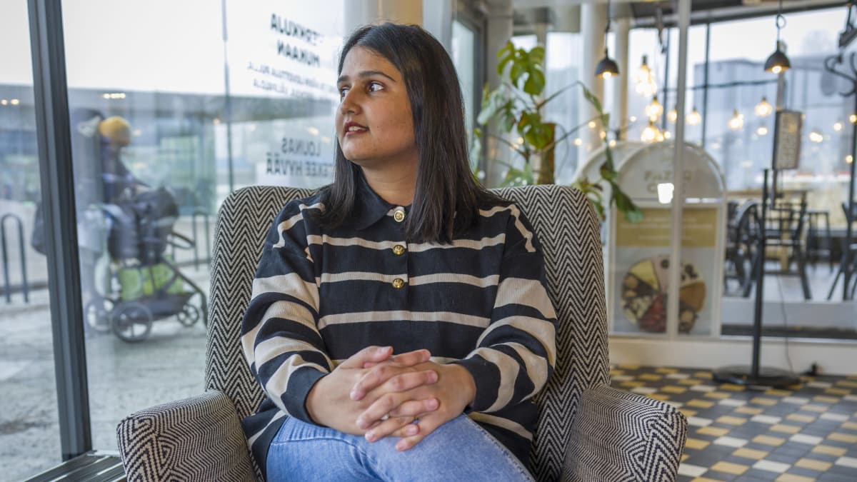 Somya Mehra istuu kahvilassa