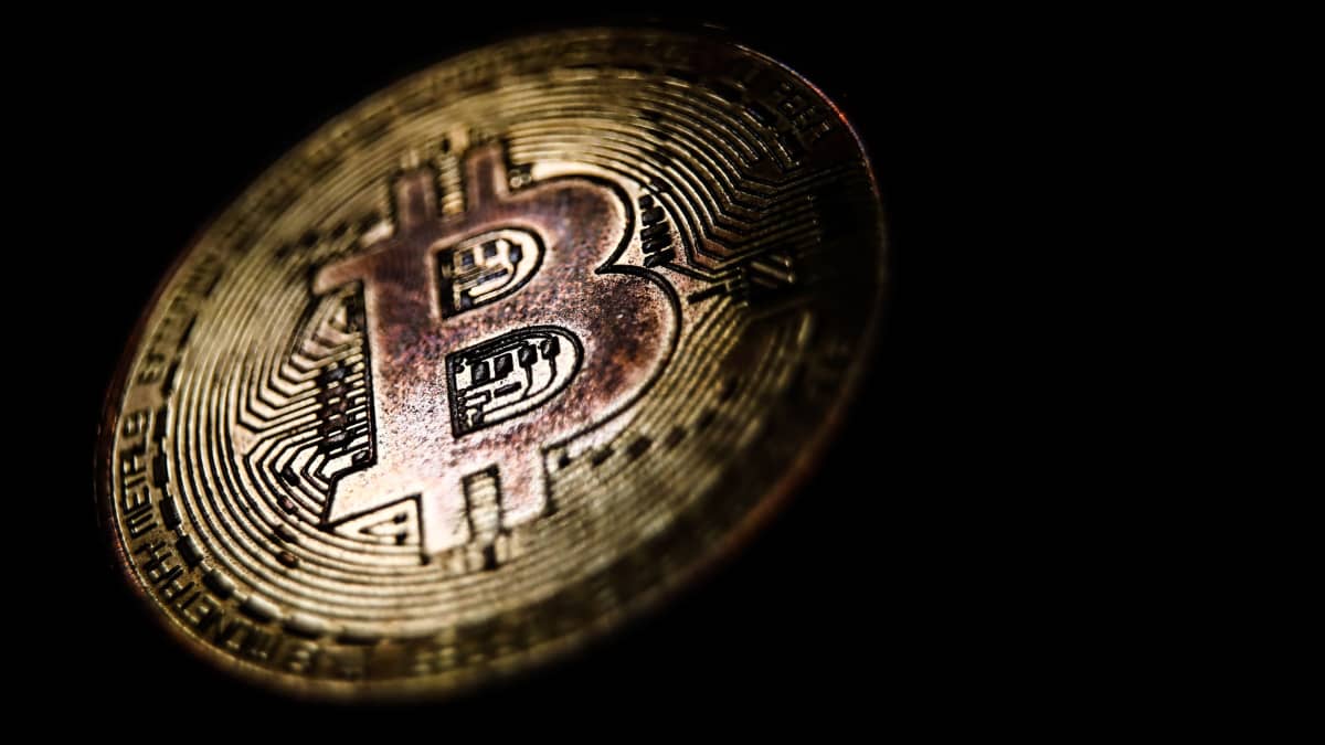 Bitcoin mustalla taustalla.
