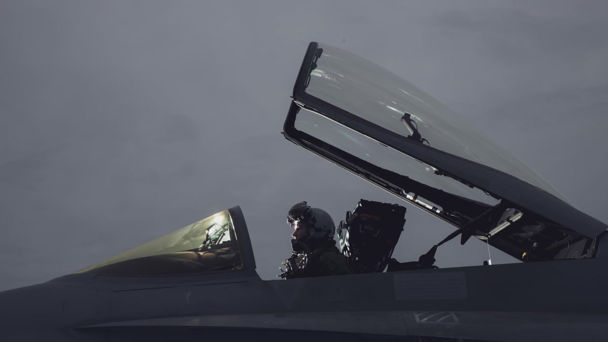 Hävittäjälentäjä Aleksi Ritvos istuu hävittäjässä.