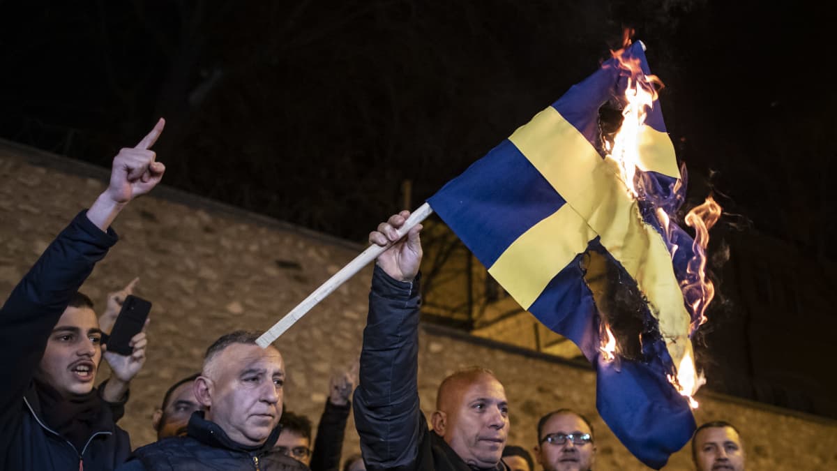 Mielenosoittajat polttivat Ruotsin lipun Ruotsin pääkonsulaatin edessä mielenosoituksen aikana Istanbulissa.