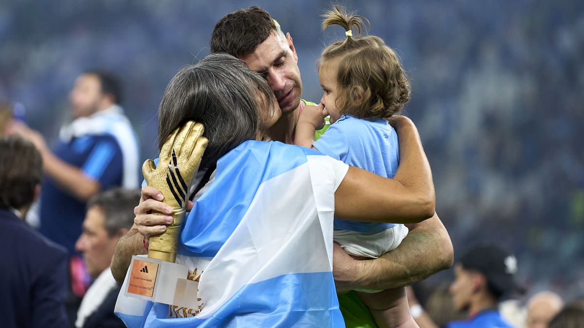 Emiliano Martinez juhlii maailmanmestaruutta lastensa kanssa.