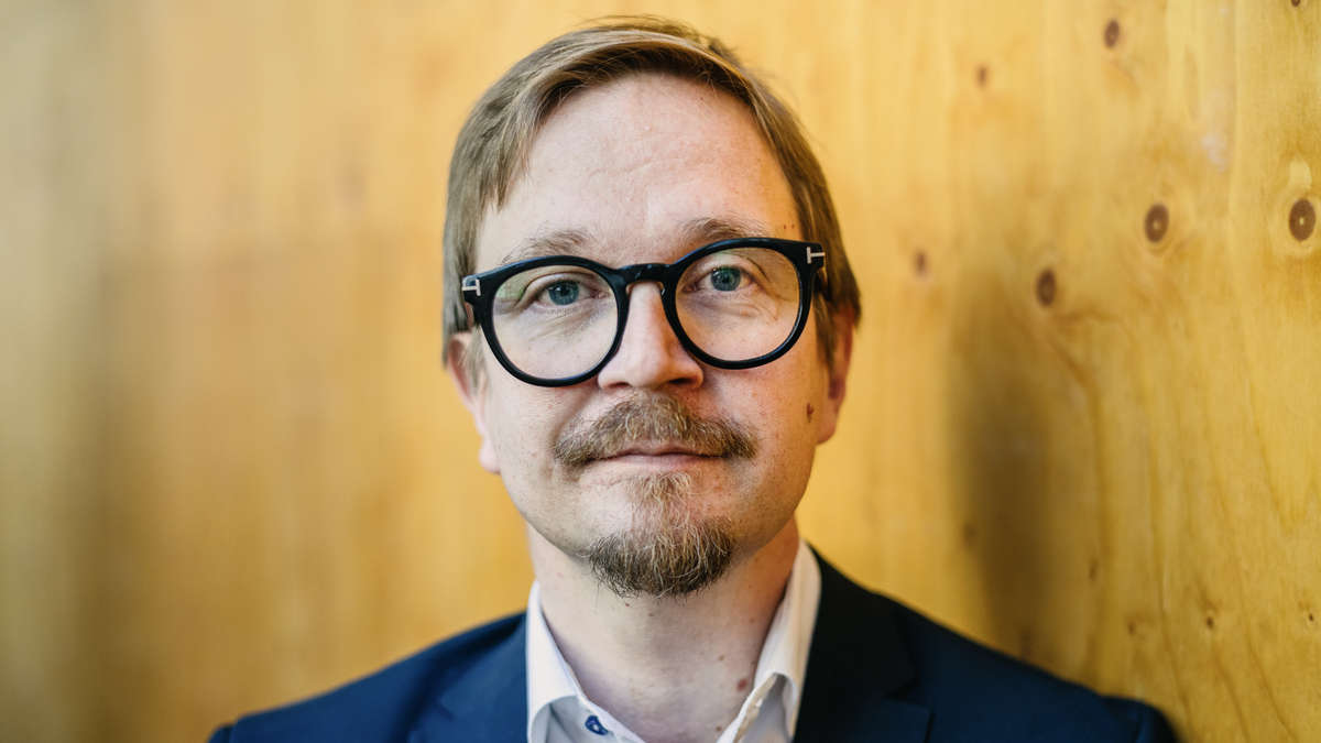 Näyttelijöiden kolmen kärjessä Jukka Puotila – kirjailijoista Miika ...