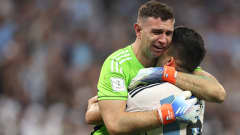 Emiliano Martinez ja Marcos Acuna juhlivat tunteikkaina MM-kultaa.
