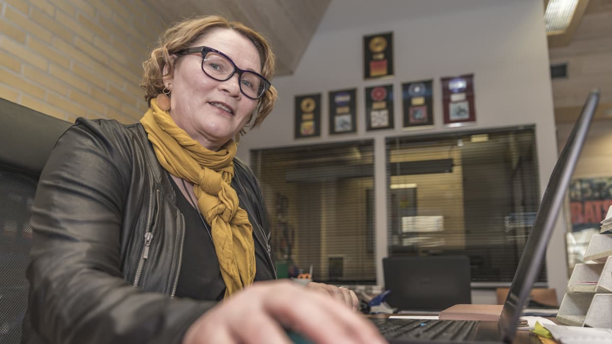Kirsi Myllynen Dex Viihde.