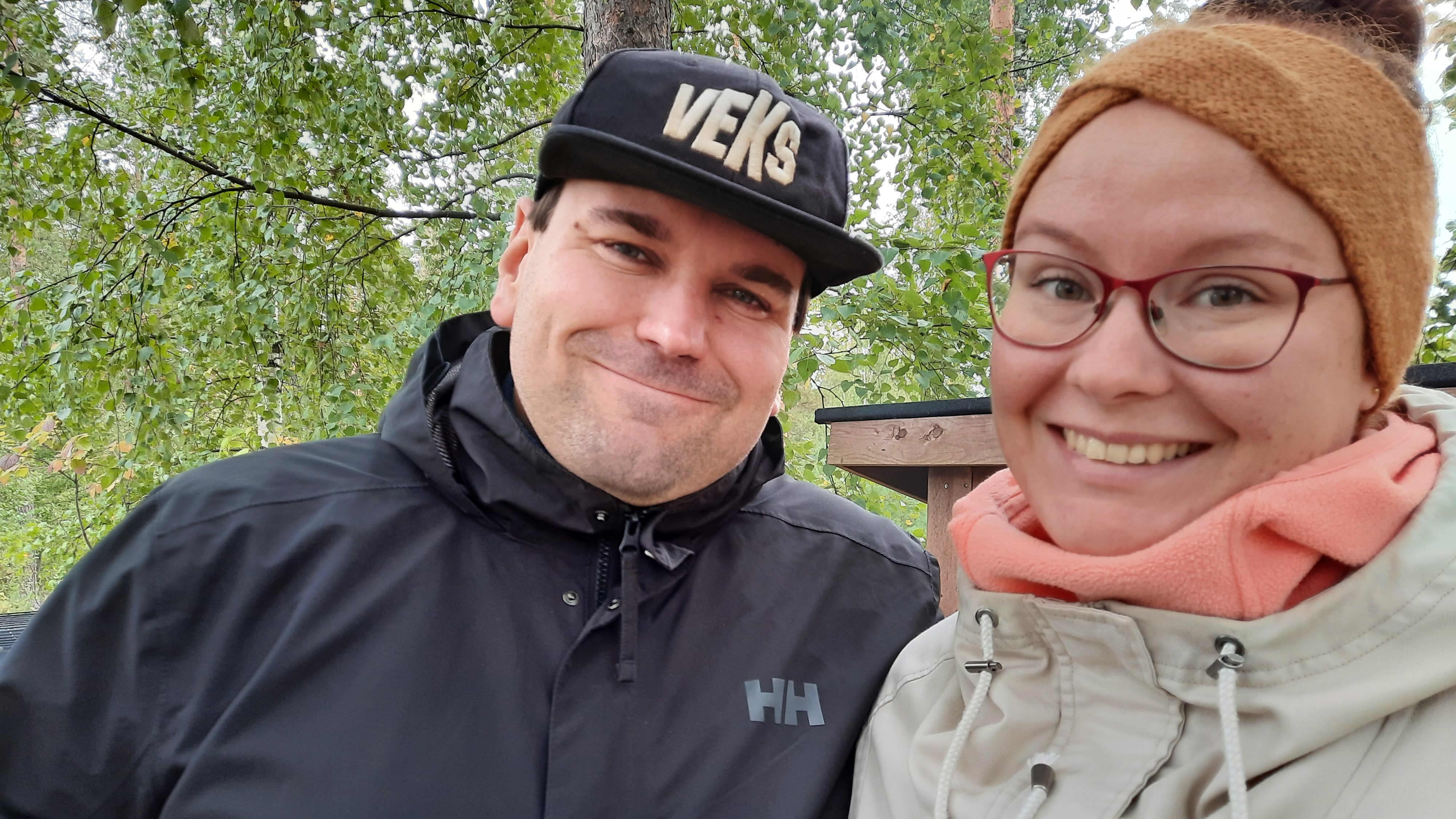 Sami Sivonen ja Laura Kiretti postaava someperhe Luumäeltä