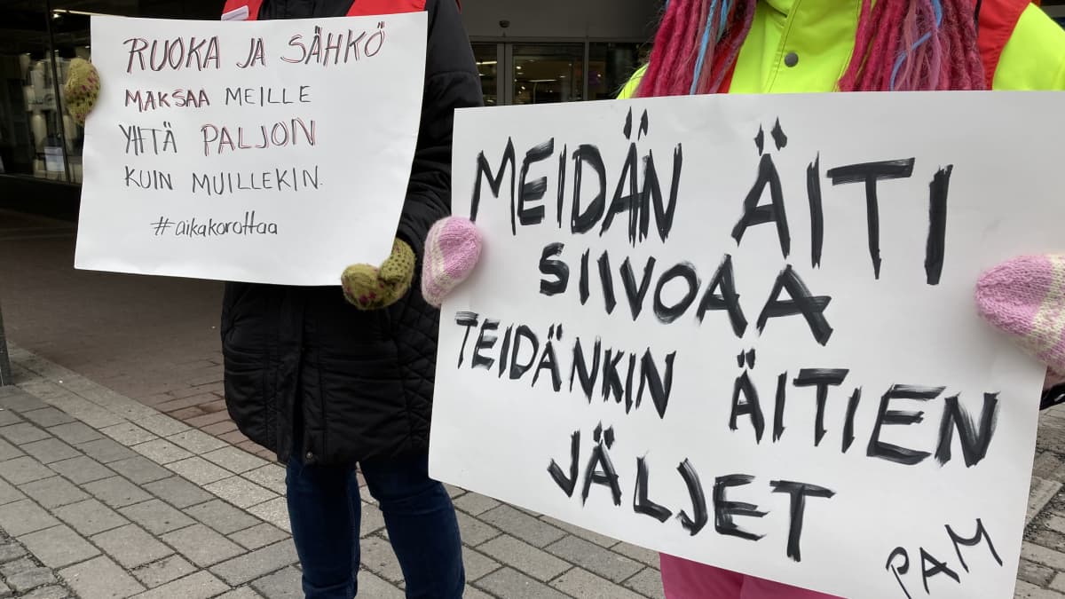 Kuvassa kiinteistöpalvelualan lakkoilijoiden banderolleja, joissa lukee muun muassa "meidän äiti siivoaa teidänkin äitien jäljet".