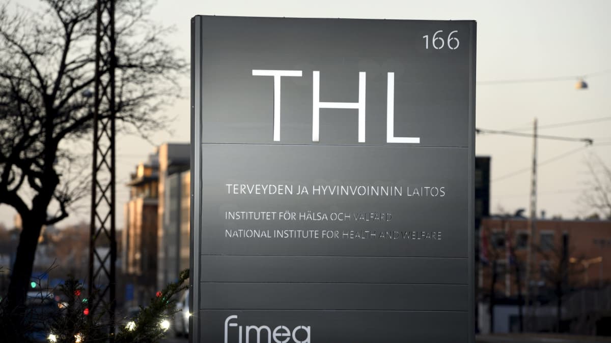 Terveyden ja hyvinvoinnin laitoksen THL:n kyltti Helsingissä 25. maaliskuuta 2021.