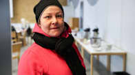 Susanne Reponen seisoo Laustene seurakuntakodin eteisessä ja katsoo kameraan.