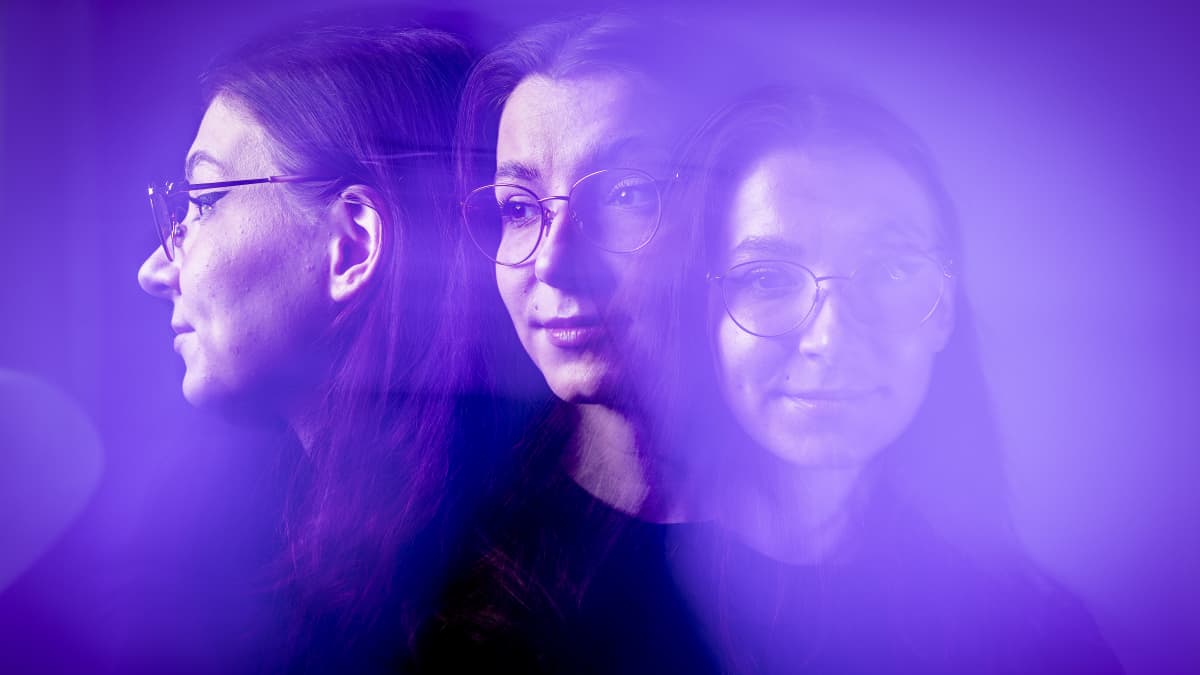 Tia kolme kertaa violettisävyisessä kuvassa.