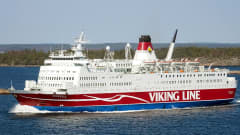 Viking Lines fartyg M/S Rosella i skärgårdsmiljö.