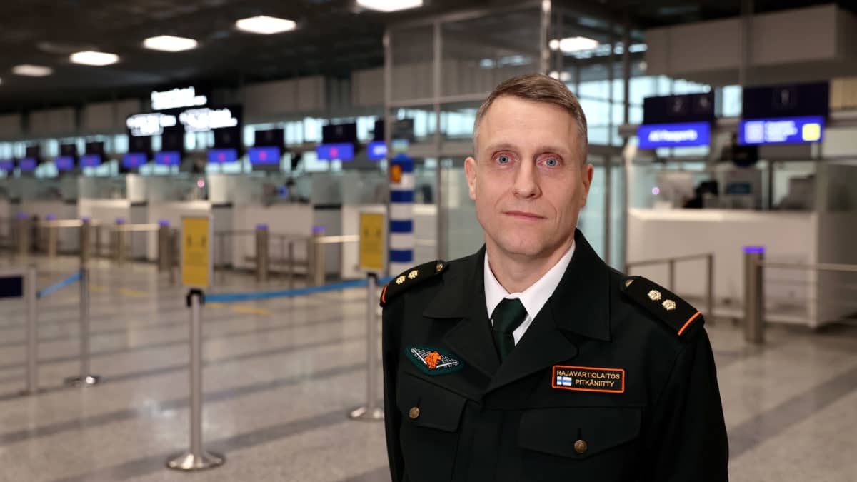Everstiluutnantti Matti Pitkäniitty Rajavartiolaitoksen esikunnasta Helsinki-Vantaan lentoaseman kansainvälisellä puolella.