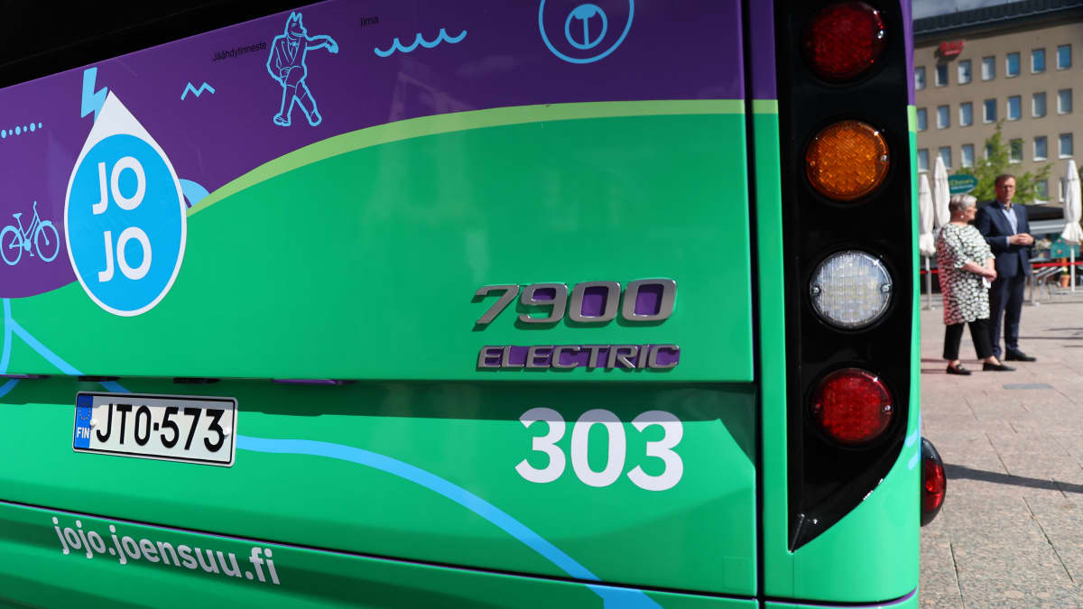 Joensuun kaupunkiliikenteen sähköbussin perä. Se on väriltään vihreä ja siinä on joukkoliikenteen logo sekä ajoneuvon malli.