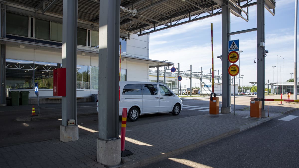 valkoinen pakettiauto jonottaa Vaalimaan raja-asemalla Suomeen pääsyä