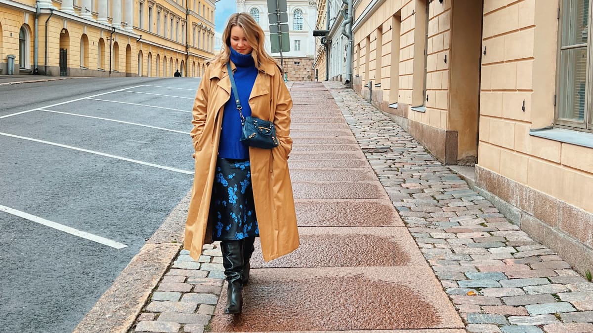 Irene Naakka kävelee Helsingin kadulla. 