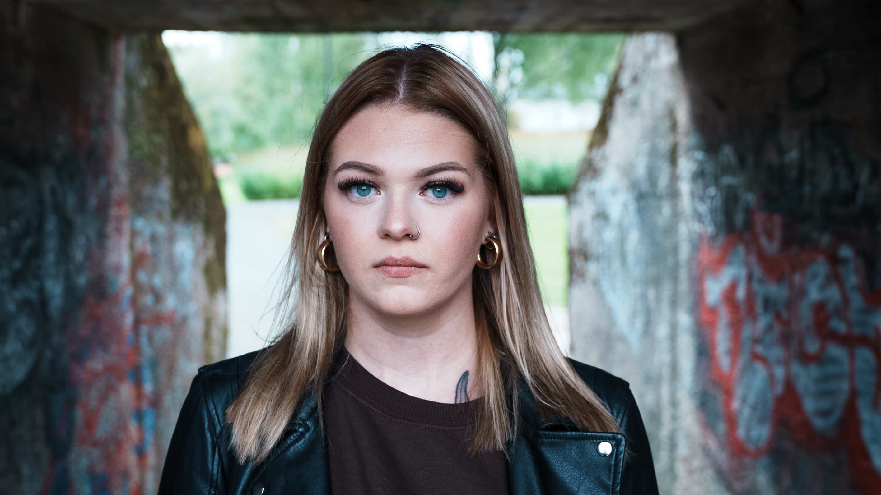 Emma Syrjälä katsoo suoraan kameraan