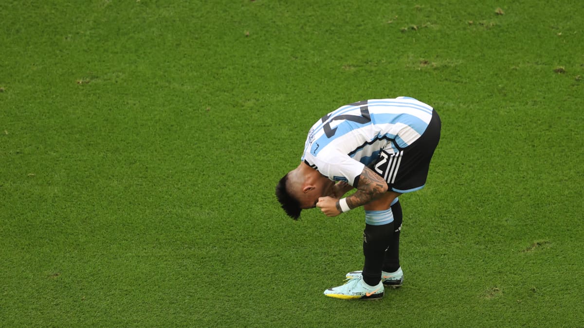 Lautaro Martinez harmissaan, kun Argentiinan maali hylättiin paitsiona.