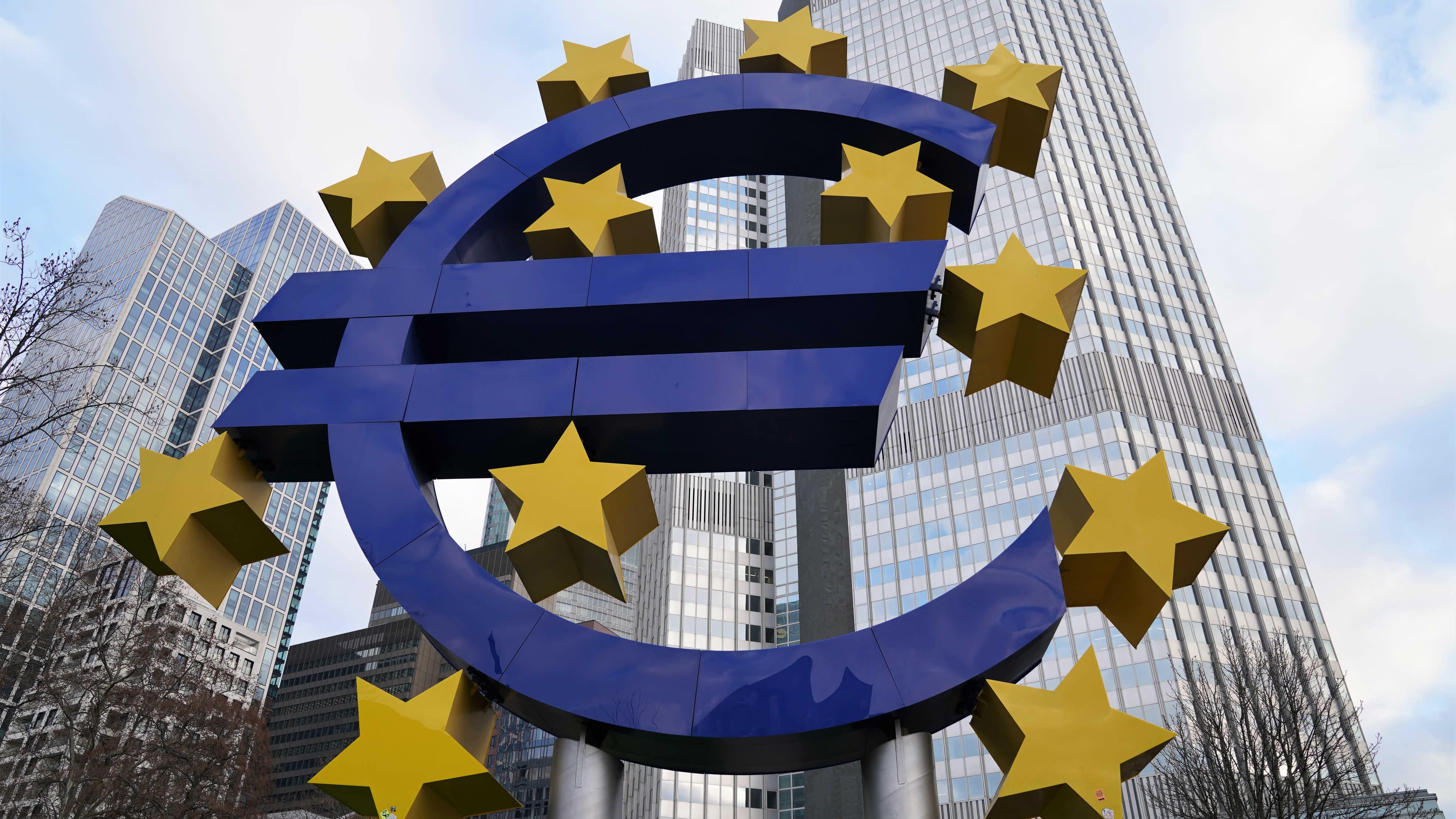 yleiskuva - Euron merkki Frankfurtin keskustassa.