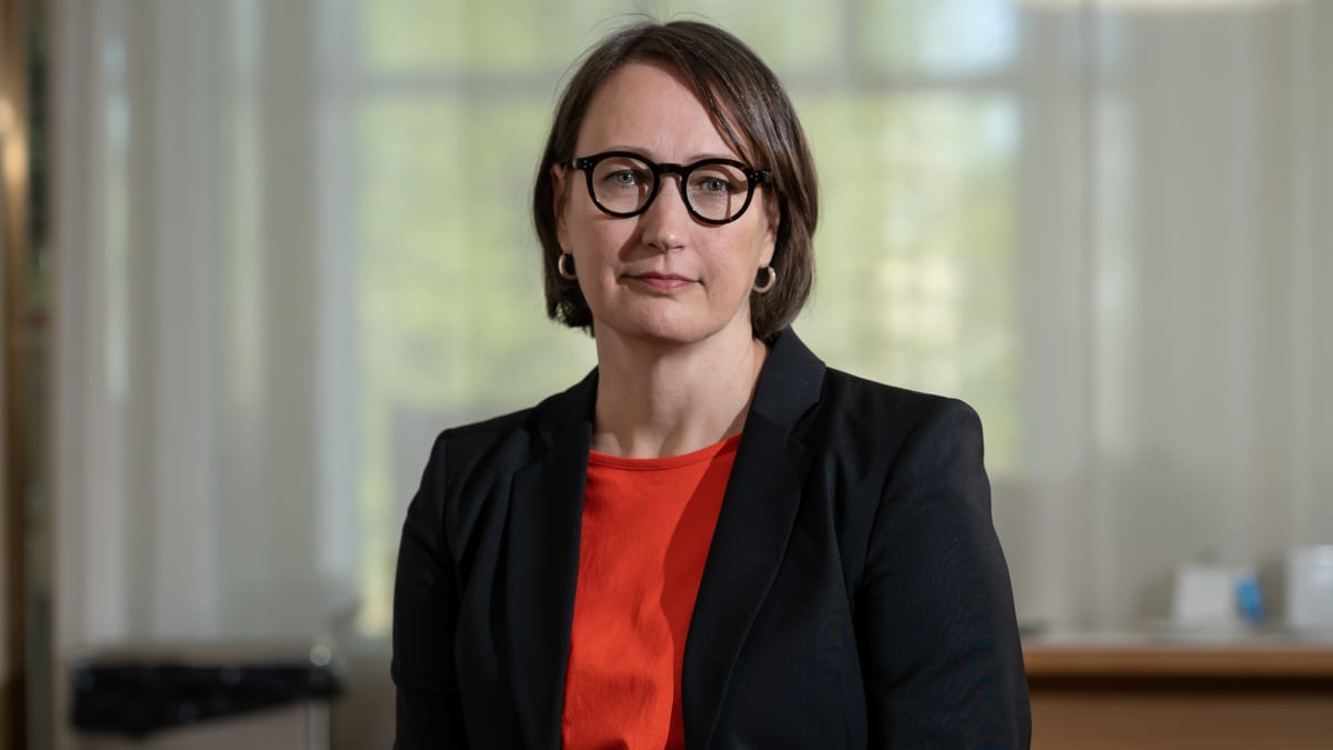 Ilmasto ja ympäristöyksikön johtaja Päivi Antikainen kuvattuna Liikenne- ja viestintäministeriössä (LVM), Helsinki, 19.5.2023.
