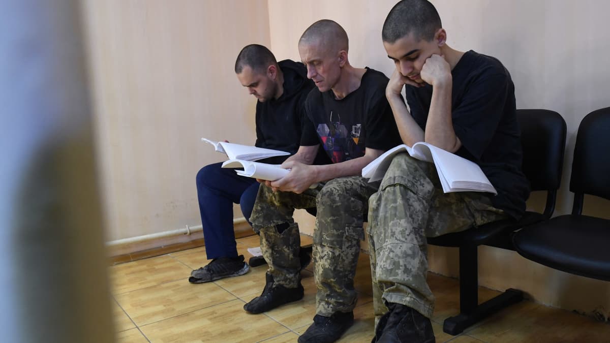 Britti Aiden Aslin ja Shaun Pinner sekä marokkolainen Saadun Brahim oikeudessa Donetskissa.